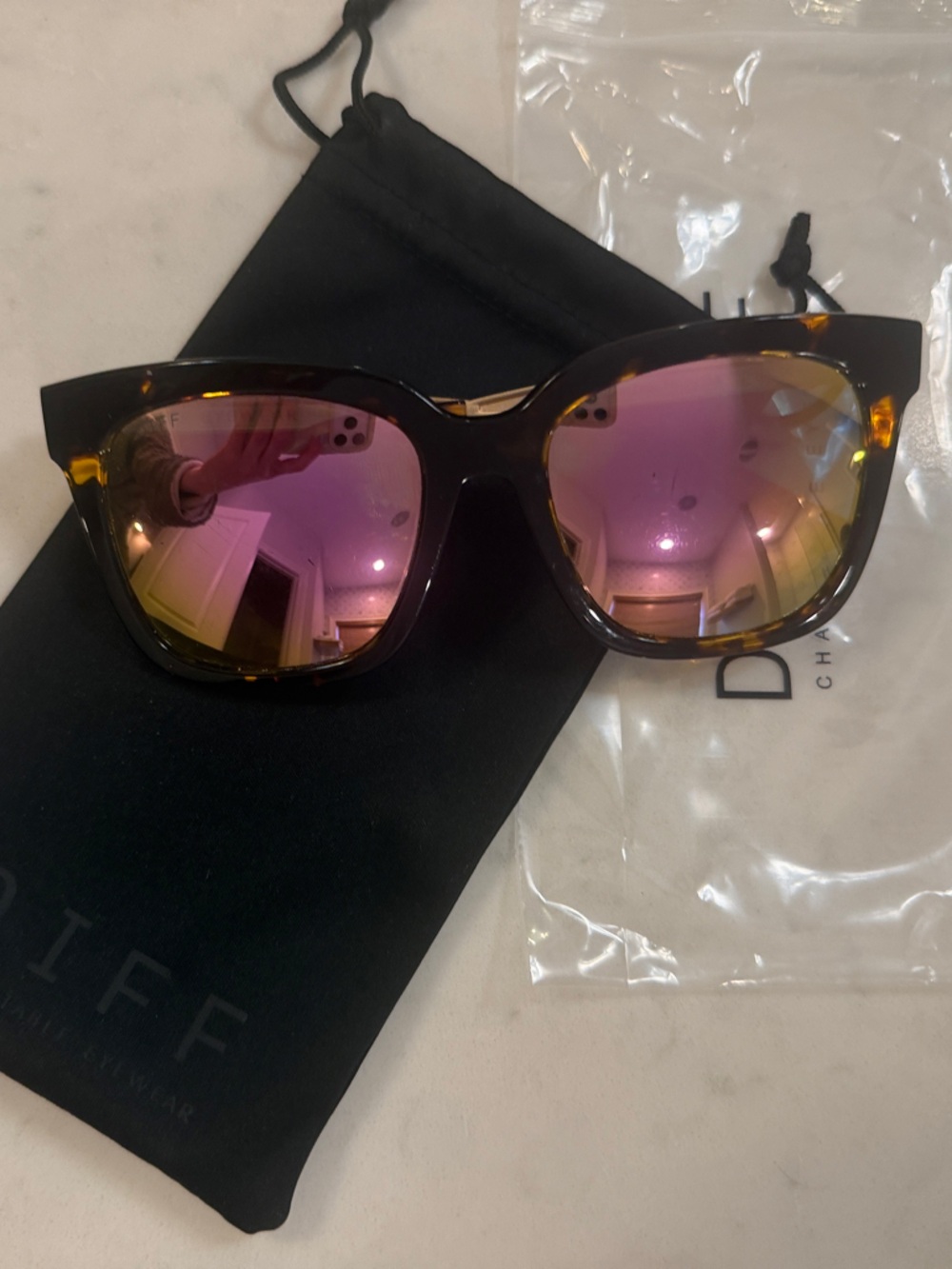 DIFF Eyewear Bella Sunglasses with Pink Polarized Mirror Lenses